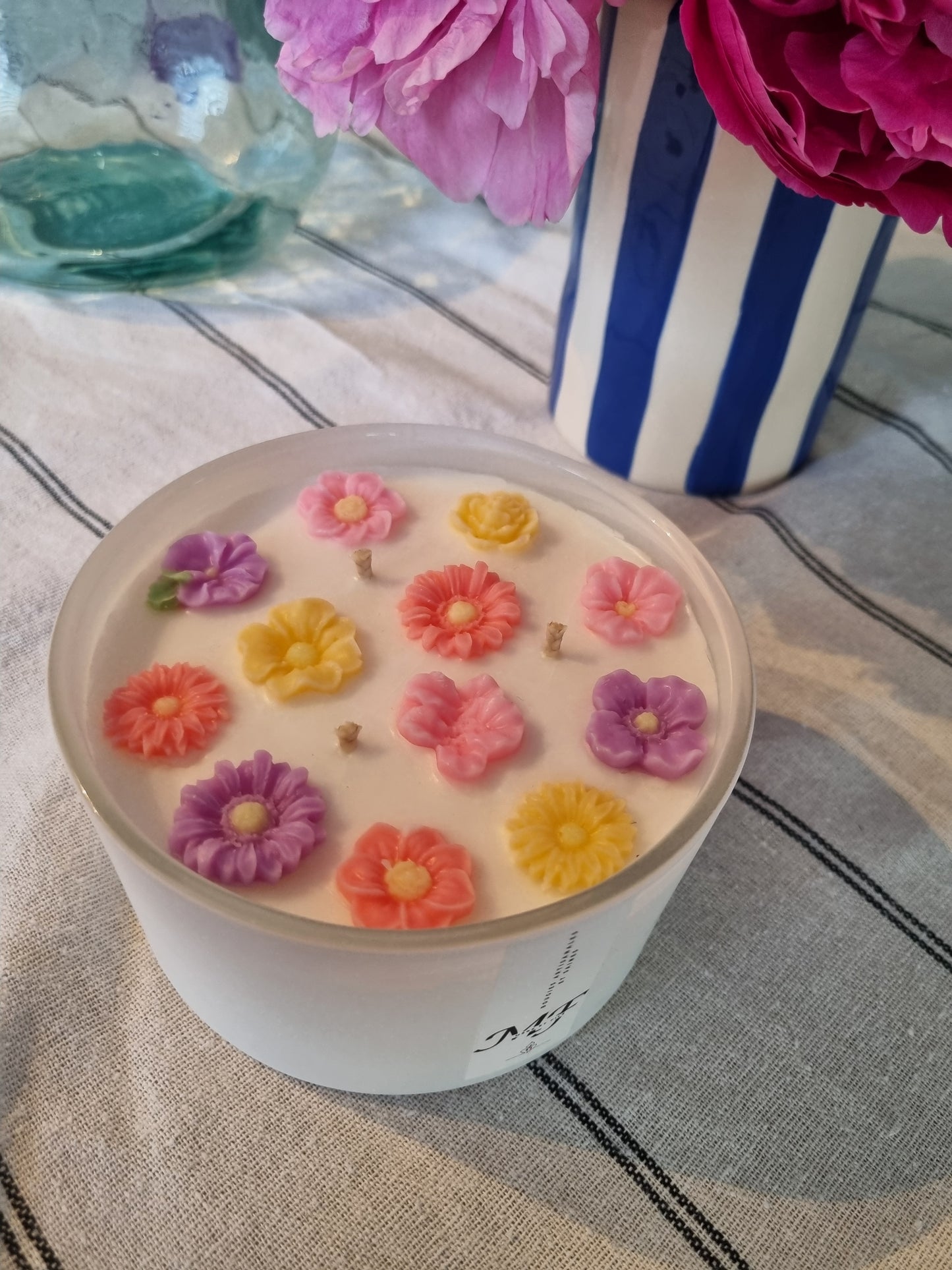 Colombe de fleurs. Bougie artisanale sans parfum et sans additifs.