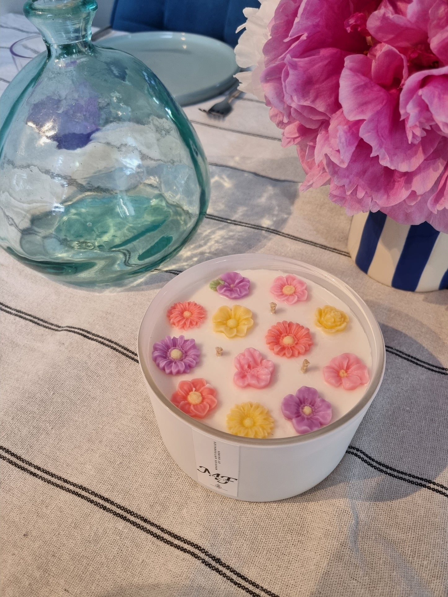 Colombe de fleurs. Bougie artisanale sans parfum et sans additifs.