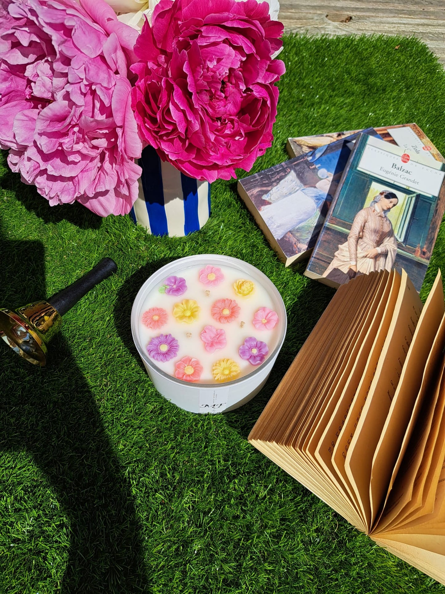 Colombe de fleurs. Bougie artisanale sans parfum et sans additifs.
