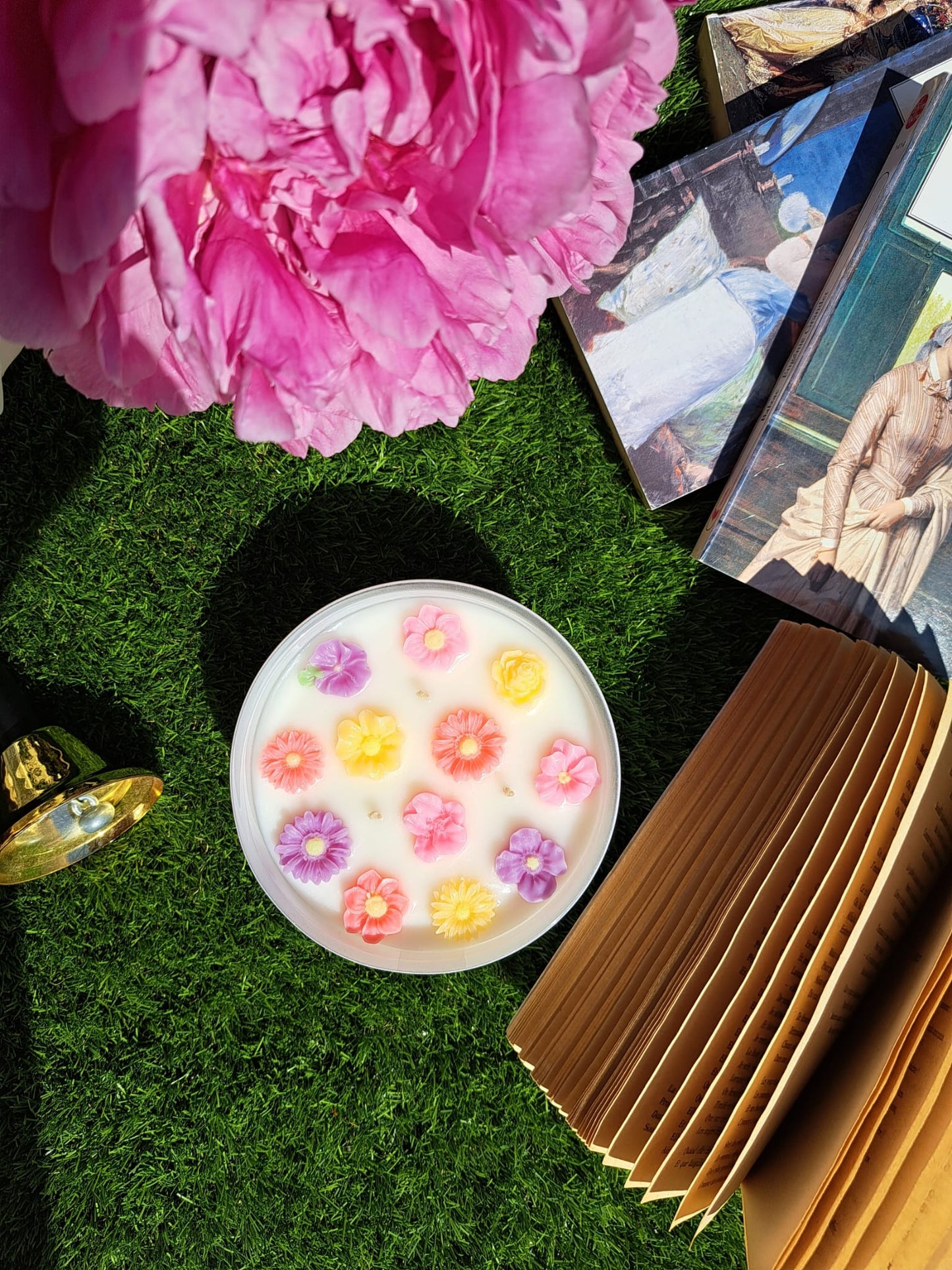 Colombe de fleurs. Bougie artisanale sans parfum et sans additifs.