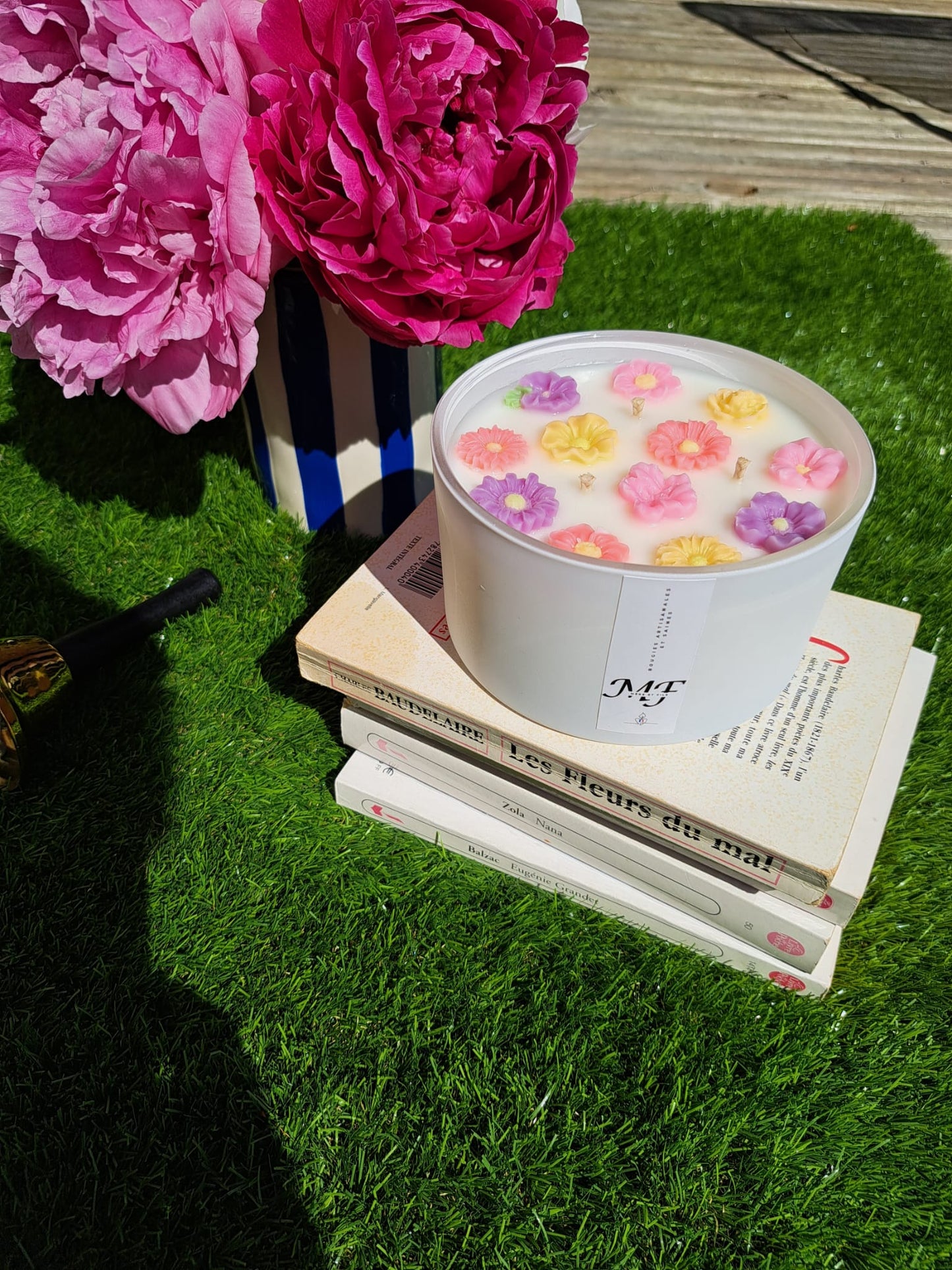 Colombe de fleurs. Bougie artisanale sans parfum et sans additifs.