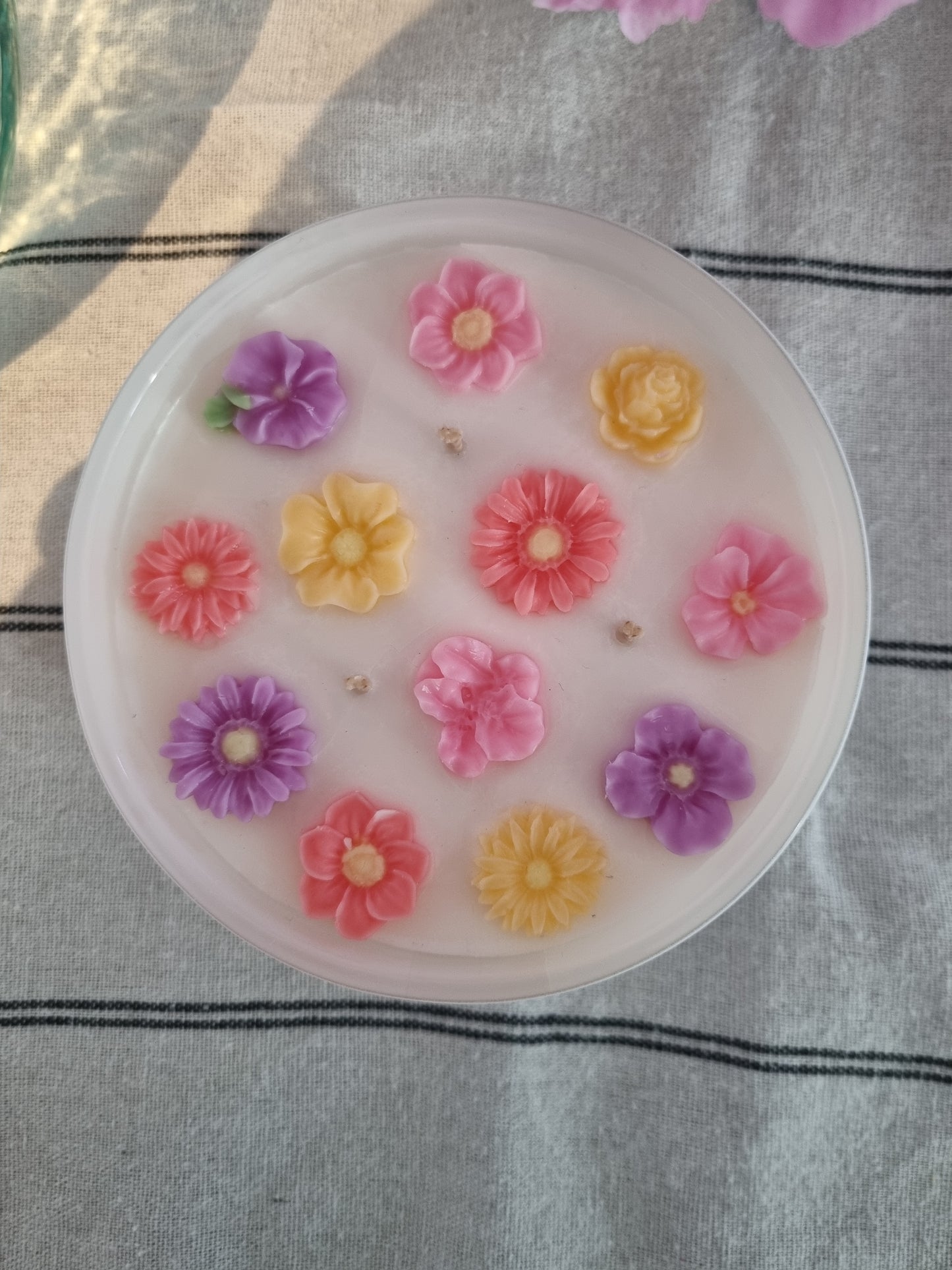 Colombe de fleurs. Bougie artisanale sans parfum et sans additifs.
