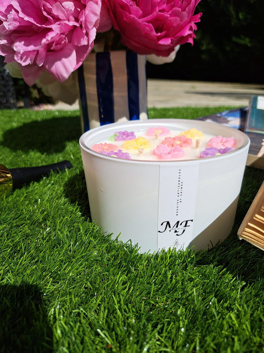Colombe de fleurs. Bougie artisanale sans parfum et sans additifs.